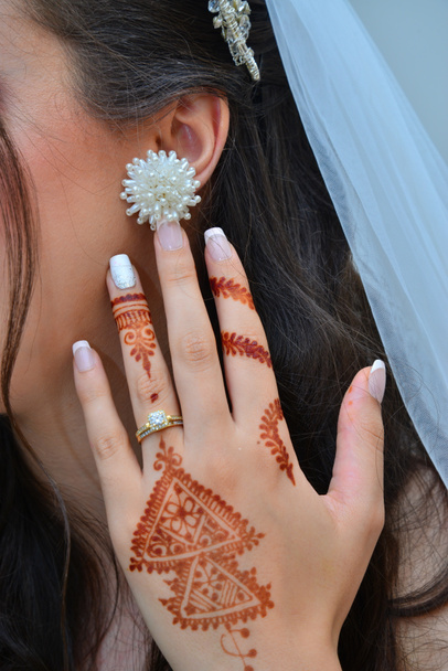 Henna Tattoo op Bride 's Hand.Marokkaanse bruiloft voorbereiding henna partij. Gematigde witte mehndi. Moderne mehendi kunst - Foto, afbeelding