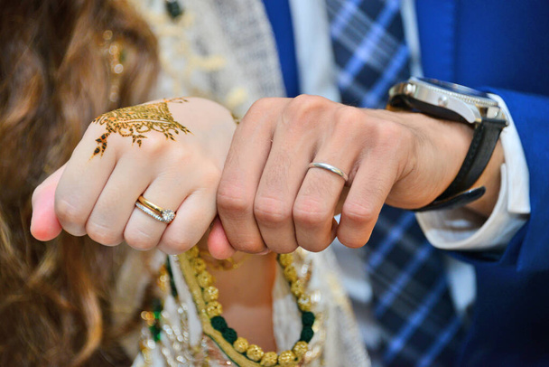 Кулаки нареченого і нареченого з обручками. арабський шлюб
 - Фото, зображення