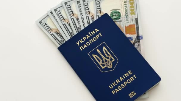 Ουκρανικό διαβατήριο και χρήματα, βιομετρικό διαβατήριο πολίτη της Ουκρανίας και δολάρια - Πλάνα, βίντεο