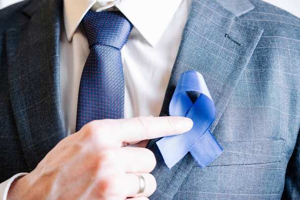 Prostat kanseri farkındalığı. Beyaz arka planda mavi kurdeleli bir iş adamı. Kasım ayında prostat kanseri. Sağlık Hizmetleri, Uluslararası Adam, Babalar Günü - Fotoğraf, Görsel