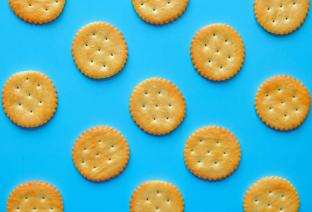 galletas o galletas disponen sobre fondo azul aislado. - Foto, Imagen