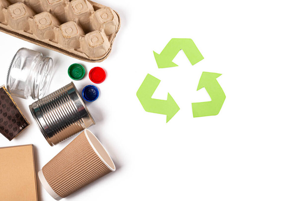 Διαφορετικοί τύποι των σκουπιδιών και των σημάτων ανακύκλωσης, top view, έννοια - Φωτογραφία, εικόνα