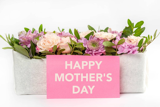 Bouquet de fleurs avec carte de fête des mères heureuses - Photo, image