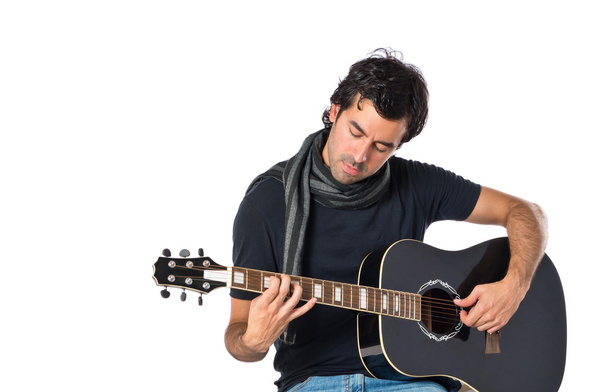 pohledný muž s kytarou na bílém pozadí - Fotografie, Obrázek