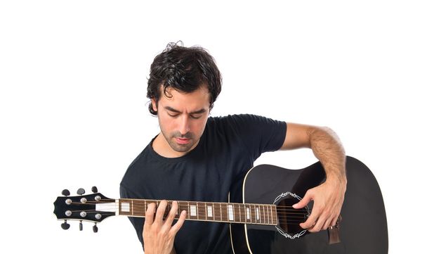 Hombre guapo con guitarra sobre fondo blanco
 - Foto, imagen