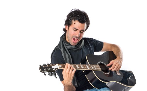 όμορφος άντρας με κιθάρα πάνω από το λευκό φόντο - Φωτογραφία, εικόνα
