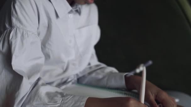 Odaklanmış yetenekli kız günlüğe not yazıyor. Yakın çekim. Kıvırcık Afrikalı Amerikalı liseli kız elinde komik bir kalemle bankta tek başına oturuyor. Yaratıcı ödev defterinde çizim yapan çocuk.. - Video, Çekim