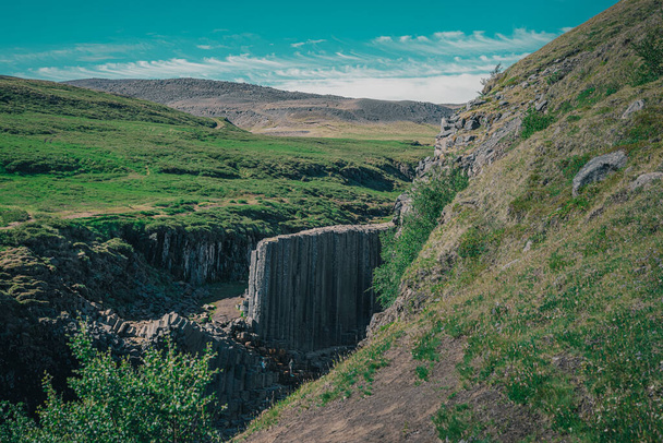 Antenni drone panoraama studlagil kanjoni Islannissa, viehättävä laakso basaltti sarakkeet seisoo korkealla lämpimänä kesäpäivänä. Katsaus basisti tiwers, - Valokuva, kuva