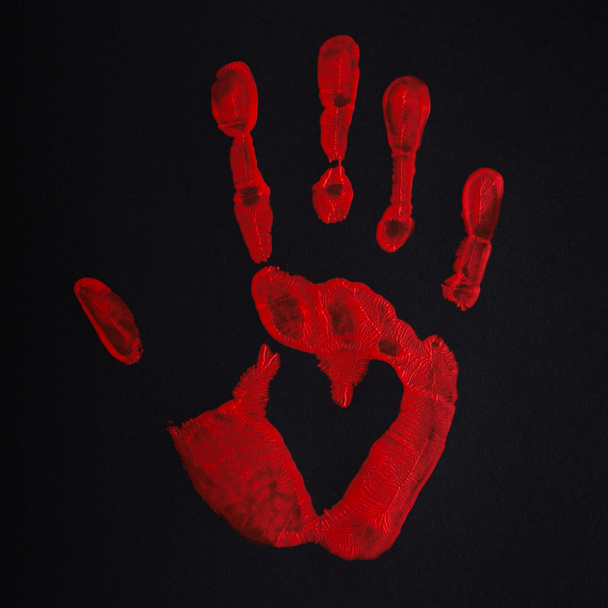 Krvavě červený otisk dlaně se srdcem na černém pozadí. Zastavit krveprolití a válečné znamení, koncept míru. - Fotografie, Obrázek