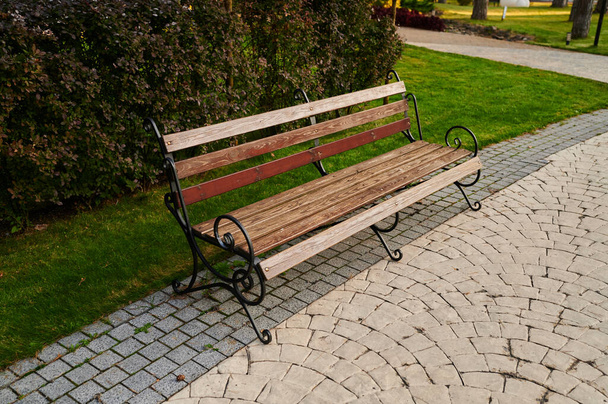 drewniane siedzenia w parku z zagospodarowaniem terenu, plac do rekreacji na świeżym powietrzu - Zdjęcie, obraz