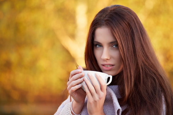 beautiful woman drinking coffee - Zdjęcie, obraz