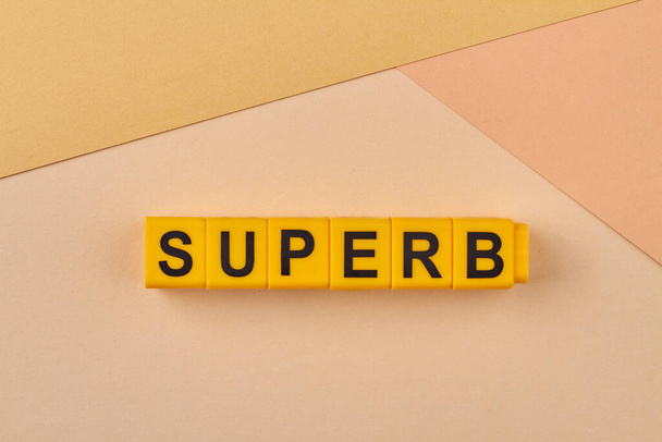 SUPERB parola scritta su cubi alfabeto su sfondo chiaro primo piano. Molto bene, eccellente.. - Foto, immagini