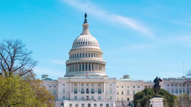 US Capitol Hill detailní pohled na den s modrou oblohou ve Washingtonu DC - Záběry, video