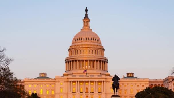 Yhdysvaltain Capitol Hill lähikuva näkymä timelapse auringonlaskusta siniseen tuntiin Washington DC - Materiaali, video