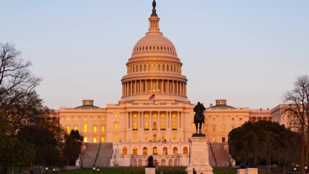 US Capitol Hill zbliżenie widok timelapse zachód słońca do niebieskiej godziny w Waszyngtonie DC - Materiał filmowy, wideo