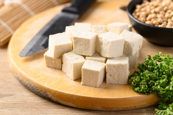 Tofu casero con semillas de soja, ingredientes de alimentos veganos en la cocina asiática, a base de plantas - Foto, Imagen