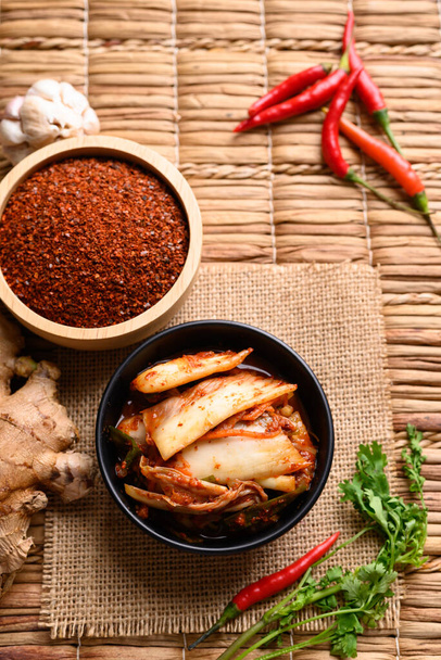 Kapusta Kimchi w misce, koreański domowe sfermentowane boczne danie żywności - Zdjęcie, obraz