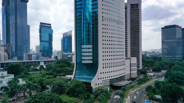 Dzielnica biznesowa Dżakarty wzdłuż Jalan Sudirman, jednej z głównych ulic miasta, jest linia z wielu banków centrali i innych wież biurowych. Jakarta jest stolicą Indonezji. - Zdjęcie, obraz