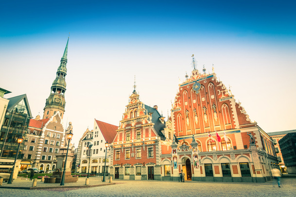 A Városháza tér és a Feketefejűek háza és Szent Péter-templom, Riga, Lettország - a kultúra fővárosának 2014 - Vintage retro szűrt pillantást a vignettálás lett vintage retro képeslap - Fotó, kép