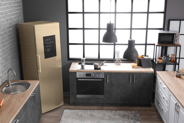 Wnętrze stylowej kuchni z nowoczesnym sprzętem gospodarstwa domowego - Zdjęcie, obraz