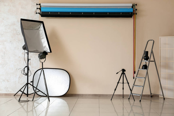 Équipement d'éclairage, cyclorama et échelle dans le studio photo moderne - Photo, image