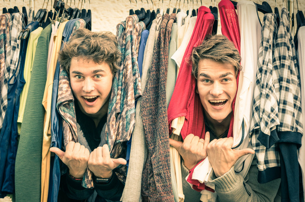 Jeunes frères hipster au marché hebdomadaire de tissu - Meilleurs amis partageant du temps libre en s'amusant et en faisant du shopping dans la vieille ville par une journée ensoleillée - Les gars profitent des moments de la vie quotidienne
 - Photo, image