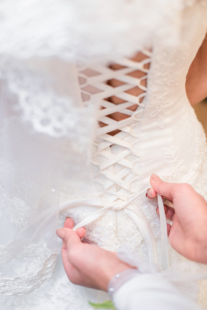 družička vázání luk na svatební šaty - Fotografie, Obrázek
