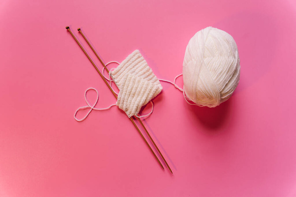 aiguilles à tricoter sur fond rose. Photo de haute qualité - Photo, image