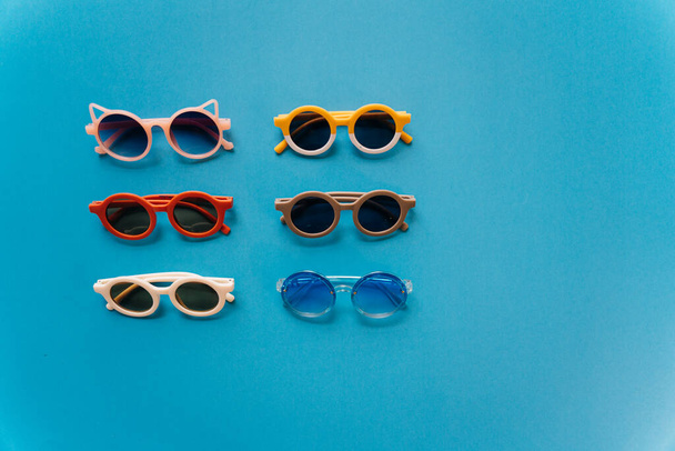 Различные стильные солнечные очки на синем фоне. Высокое качество фото - Фото, изображение