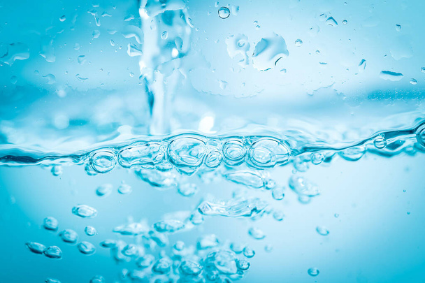 Burbujas limpias bajo el fondo natural de agua azul - Foto, imagen