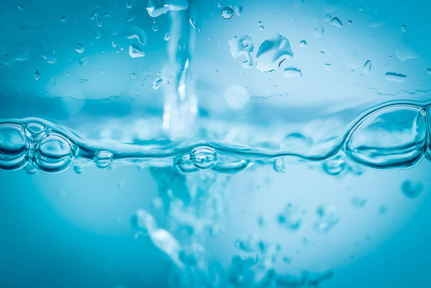 Czyste bąbelki pod błękitną wodą naturalne tło - Zdjęcie, obraz
