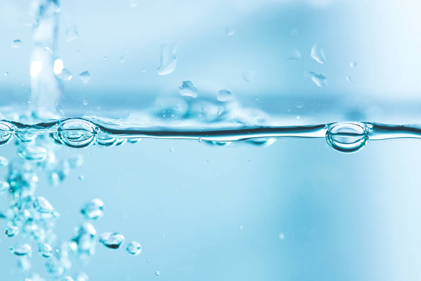 Burbujas en agua azul limpia fondo natural - Foto, imagen