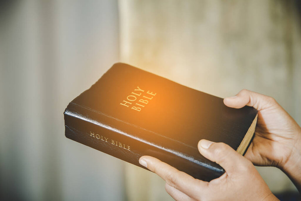 A keresztény nő bibliát tart a kezében. Fogalom a hit, a spiritualitás és a vallás. Béke, remény. - Fotó, kép