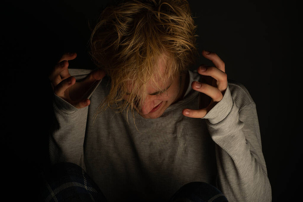 Σπασμένο αγόρι είναι να πληγεί από το άγχος, ενώ υποφέρουν με τις φωνές μέσα στο κεφάλι του - Φωτογραφία, εικόνα
