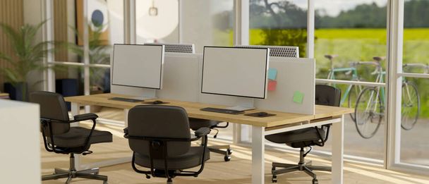Moderne kantoorstudio met pc computermodel op houten tafel, zwarte bureaustoelen op houten vloer en het grote glazen raam op de achtergrond. 3d weergave, 3d illustratie - Foto, afbeelding