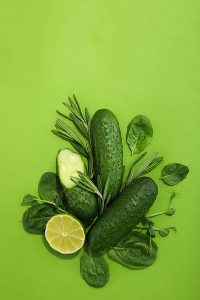 Byt ležel se zeleninou a ovocem na zeleném pozadí - Fotografie, Obrázek