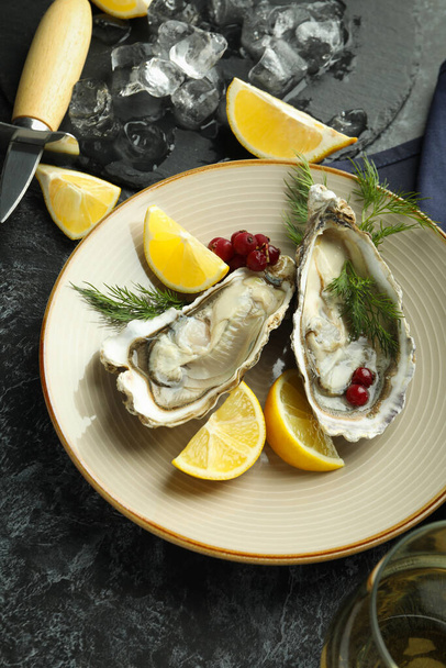 Concepto de deliciosos mariscos, ostras sobre mesa negra ahumada - Foto, Imagen