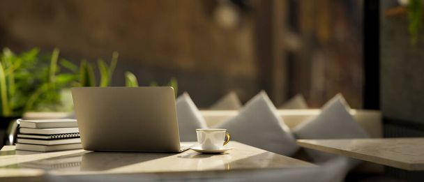 Laptop und Zubehör auf einem modernen Marmortisch über dem luxuriösen und bequemen Restaurantsofa im Hintergrund. Rückseite. 3D-Darstellung, 3D-Illustration - Foto, Bild