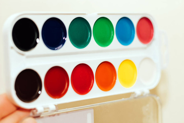 Peintures multicolores pour enfants aquarelle pour le dessin avec un pinceau. - Photo, image