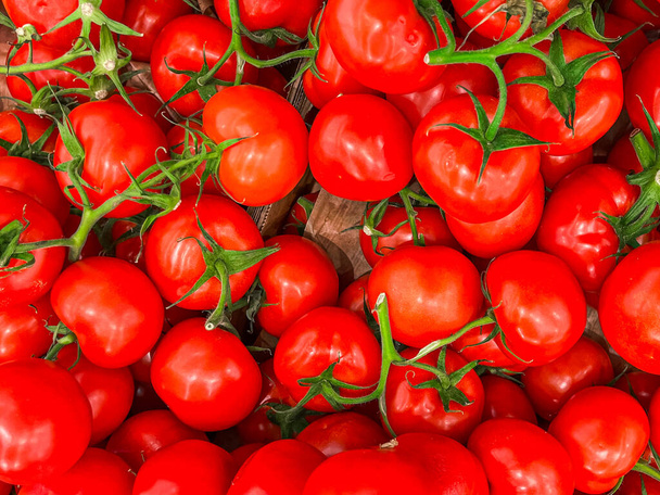 pomidor zielony gałąź wiśnia pomidory sklep owoców zdrowy posiłek jedzenie dieta przekąska na stole kopia przestrzeń jedzenie tło rustykalny górny widok keto lub paleo dieta wegetariańska - Zdjęcie, obraz