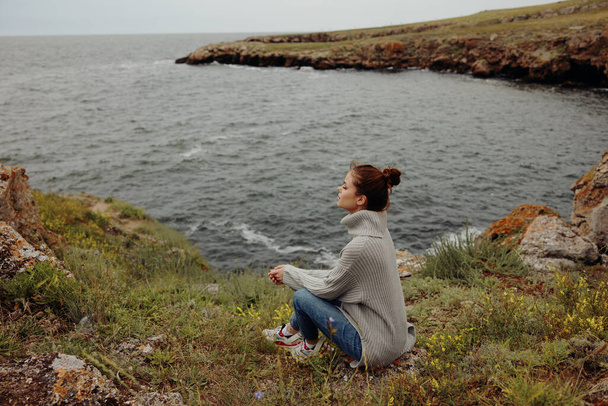mujer naturaleza rocas costa paisaje océano inalterado. Foto de alta calidad - Foto, Imagen