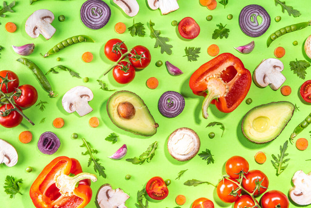 Divers modèles de légumes frais. Légumes biologiques crus, ingrédients de salade flatlay lumineux sur fond vert clair. Alimentation saine alimentation commune, végétalien végétarien cuisine fond copie espace - Photo, image