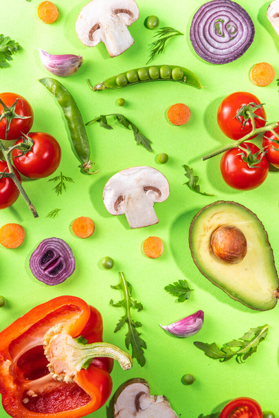 Diverse verse groenten patroon. Rauwe biologische groenten, salade ingrediënten helder plat op lichtgroene achtergrond. Gezond dieet gemeenschappelijk dieet, veganistisch vegetarisch voedsel koken achtergrond kopiëren ruimte - Foto, afbeelding