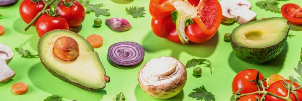 Çeşitli taze sebzeler. Çiğ organik sebzeler, salata malzemeleri açık yeşil arka planda parlak düz çizgi. Sağlıklı beslenme, vejetaryen vejetaryen yemek pişirme arka plan fotokopi alanı - Fotoğraf, Görsel