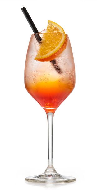 lasi oranssi aperoli spritz cocktail eristetty valkoisella pohjalla - Valokuva, kuva