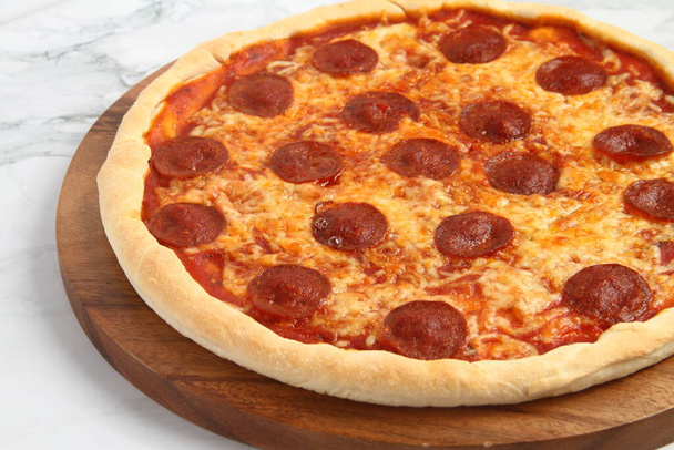 Fénykép frissen főzött Pepperoni Pizza. - Fotó, kép