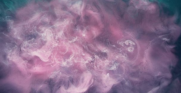 Nebel strömt. Fantasiewolken. weiß rosa lila Gasmischung. Kreative abstrakte Hintergrundaufnahme auf der Red Cinema Kamera 6k. - Foto, Bild