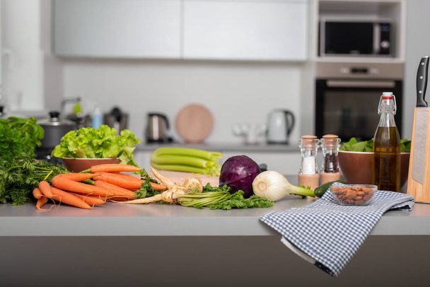 Eine Reihe von verschiedenen Gemüse auf der Theke in der Küche. Gesunde Ernährung mit vegetarischen Konzepten. - Foto, Bild