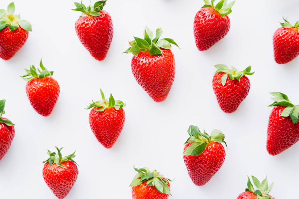Επίπεδη τοποθέτηση με ώριμες φράουλες σε λευκό φόντο - Φωτογραφία, εικόνα