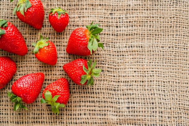 Poser à plat avec des fraises naturelles sur un sac avec espace de copie - Photo, image
